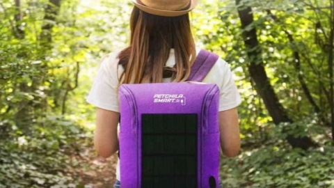 Jovens criam mochila ecológica inteligente para alunos