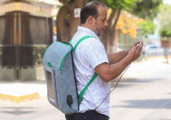 Jovens criam mochila ecológica inteligente para alunos sem energia elétrica