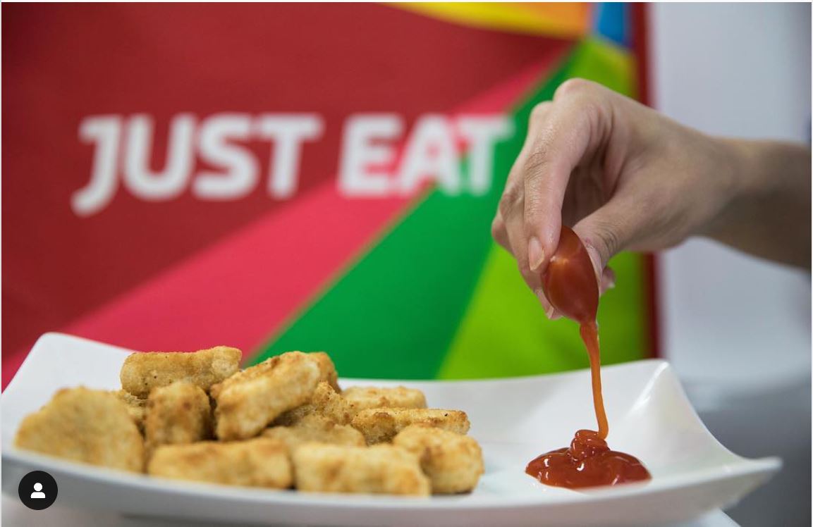 Startup do Reino Unido está testando sachês de ketchup comestíveis
