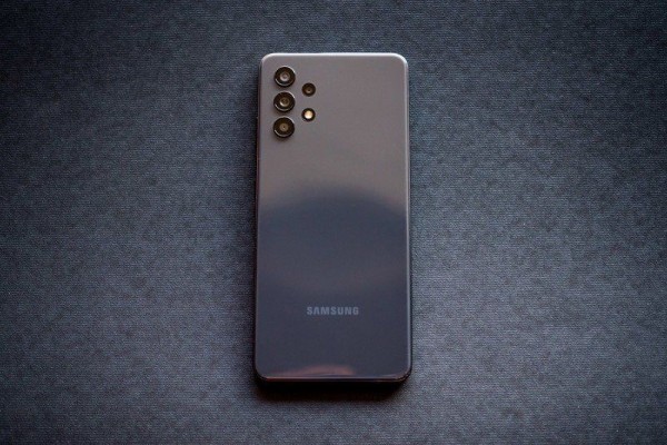 celular Samsung com bateria de 30.000 mAh